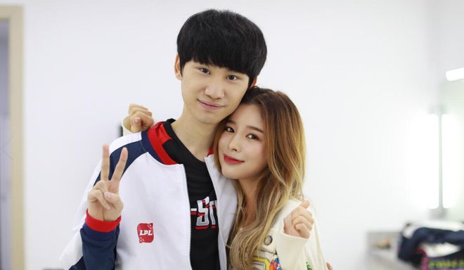 荣奠定了坚 荣奠定了坚